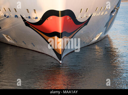 Aidaprima ormeggiata nel porto di Funchal Madeira Foto Stock