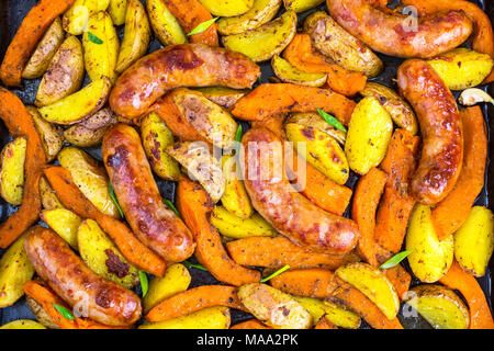 Salsiccia naturale con verdura cotta al forno. Foto Studio Foto Stock