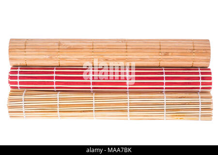 Tappetini di bambù di diversi colori su sfondo bianco. Foto Studio Foto Stock