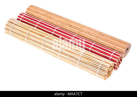 Tappetini di bambù di diversi colori su sfondo bianco. Foto Studio Foto Stock
