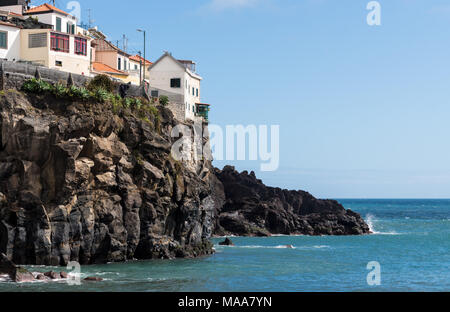 Bay e Spiaggia di Camara de Lobos in Madeira Foto Stock