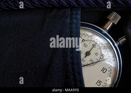 Antiquariato Vintage cronometro, in nero tasca dei jeans, valore misurare il tempo, vecchio orologio freccia minuto, secondo la precisione di registrazione del timer Foto Stock