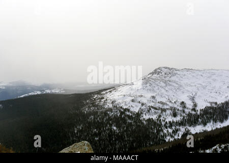 Vista della catena montuosa di Ural del nord in inverno durante il nuvole basse Foto Stock