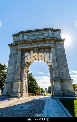 Un 'Monumental' guardare fino allo storico Parco Nazionale di Valley Forge Memorial arco nella drammatica estate di retroilluminazione e shadow, Valley Forge, PA Foto Stock