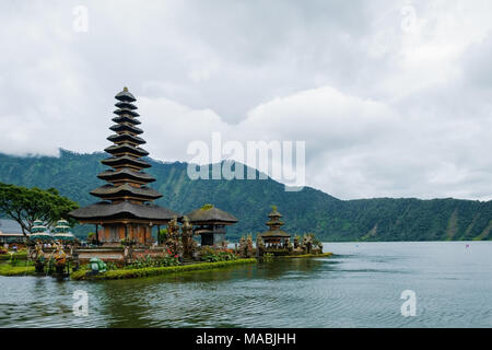 Bali, Indonesia - 12 Gennaio 2018: il famoso tempio vicino Gunung Batur vulcano sul Lago Batur Indonesia. Foto Stock