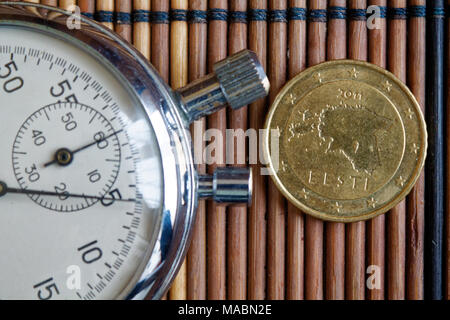 Monete in euro con una denominazione di 50 centesimi di euro e cronometro sul tavolo di legno - Lato posteriore Foto Stock