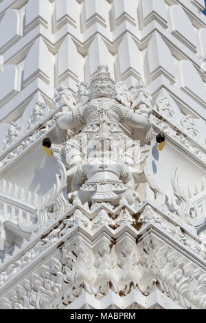 Dettaglio del carving ornati del dio indù Garuda sullo stile Khmer Prangs al Wat Mahathat in Phetchaburi, Thailandia Foto Stock