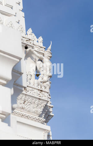 Dettaglio del carving ornati del dio indù Garuda sullo stile Khmer Prangs al Wat Mahathat in Phetchaburi, Thailandia Foto Stock