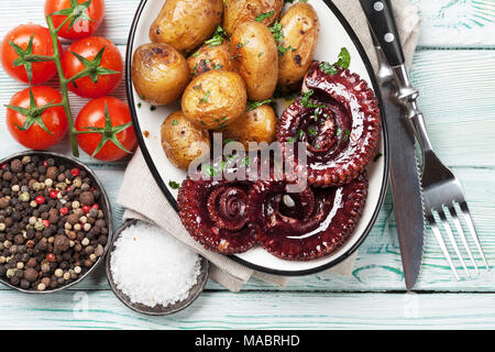 Polpo alla griglia con patate piccole con erbe e spezie. Vista superiore Foto Stock