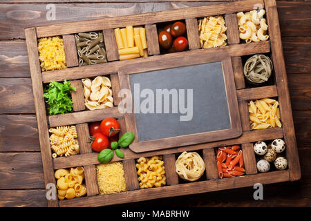 Varie la pasta in una scatola di legno. Concetto di cucina a vista. Vista da sopra con lo spazio per il testo Foto Stock