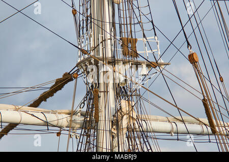 Dettaglio di un armamento di una piazza truccate Veliero nave ormeggiata nel porto di Bergen in Norvegia e Scandinavia. Foto Stock