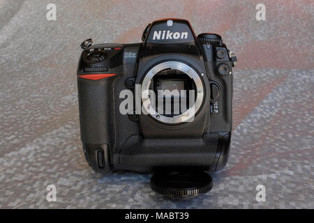 Nikon D2x digitale reflex a obiettivo singolo corpo della telecamera in bianco e nero Foto Stock