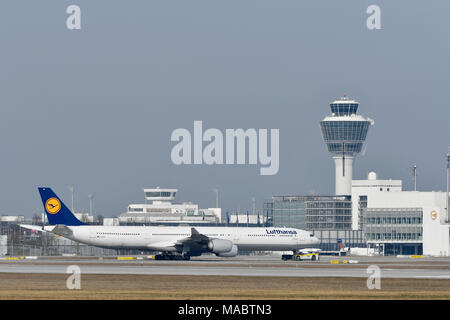 Lufthansa, Airbus A340, 600, A340-600, spingere indietro il carrello di spinta in rotolo, sbarco, posizione, gioco, visualizzare il morsetto 2, Torre, Monaco di Baviera, Aeroporto, MUC Foto Stock