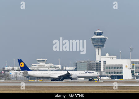 Lufthansa, Airbus A340, 600, A340-600, spingere indietro il carrello di spinta in rotolo, sbarco, posizione, gioco, visualizzare il morsetto 2, Torre, Monaco di Baviera, Aeroporto, MUC Foto Stock