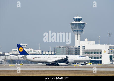 Lufthansa, Airbus A340, 600, A340-600, spingere indietro il carrello di spinta in rotolo, sbarco, posizione, gioco, visualizzare il morsetto 2, Torre, Monaco di Baviera, Aeroporto, MUC Foto Stock