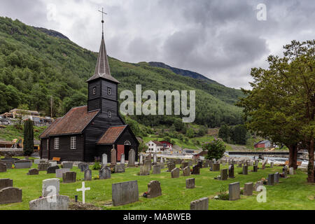 Flam chiesa risalente al 1670 e Flamsdalen Valle del fiume, Flam, Sognefjorden, Fiordi Occidentali, Norvegia Foto Stock