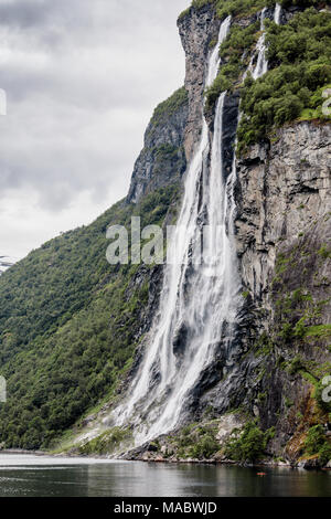 Sette sorelle cascata fluisce nel Geirangerfjorden Stranda Comune di Møre og Romsdal Norvegia Foto Stock