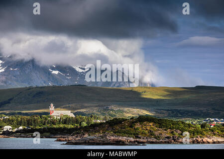 Chiesa di Buksnes, Gravdal, vicino a Leknes, presa da una nave da crociera, Norvegia, Europa Foto Stock