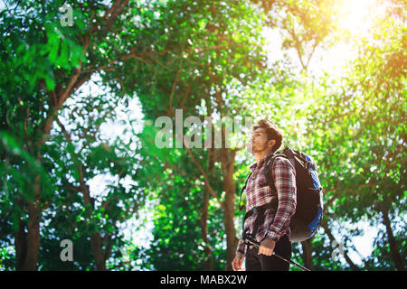 Hipster uomo escursionista azienda poli e guardando lontano. Foto Stock