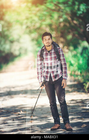 Hipster uomo escursionista azienda poli e guardando lontano. Foto Stock