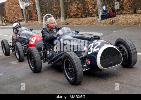 Guy Plante nel suo 1953 Cooper-Bristol Mk2 T23 conduce fuori il Trofeo Hawthorne entranti attraverso il paddock, Goodwood 76th Assemblea dei Soci, Sussex, Regno Unito. Foto Stock