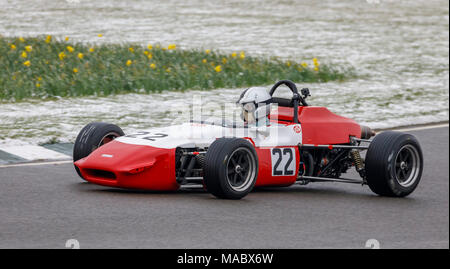 1970 March-Ford 703 Formula 3 con driver Simon Armer durante il Derek Bell Cup gara a Goodwood 76th Assemblea dei Soci, Sussex, Regno Unito. Foto Stock