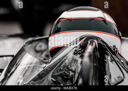 1955 Jaguar D-tipo 'Longnose' con Autista Ben Eastick nel paddock prima della Salvadori Cup gara Goodwood 76th Assemblea dei Soci, Sussex, Regno Unito. Foto Stock