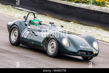 1958 Lister-Jaguar 'Knobbly' con Autista Stefan Ziegler durante la Salvadori Cup gara al Goodwood 76th Assemblea dei Soci, Sussex, Regno Unito. Foto Stock