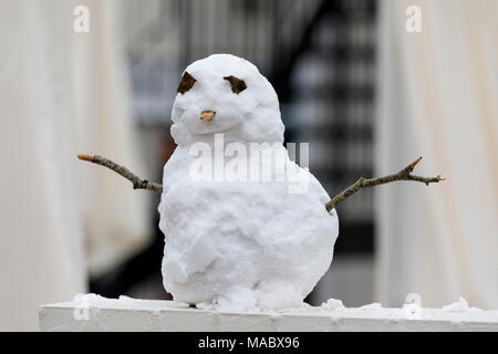 Piccolo pupazzo di neve con ramoscello bracci si siede su una parete in corrispondenza della 76th Goodwood Assemblea dei Soci, Sussex, Regno Unito. Foto Stock