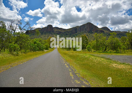 Virgin rock a springsure nel Queensland, Australia, una formazione di roccia con una somiglianza di Maria Vergine e il bambino nella scogliera Foto Stock