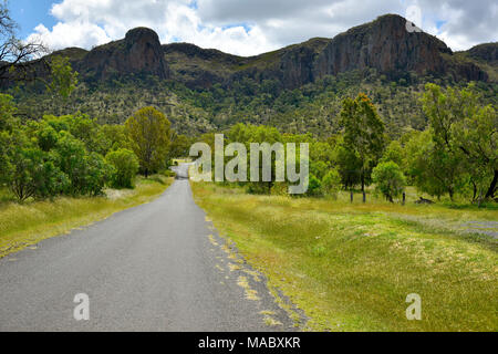 Virgin rock a springsure nel Queensland, Australia, una formazione di roccia con una somiglianza di Maria Vergine e il bambino nella scogliera Foto Stock