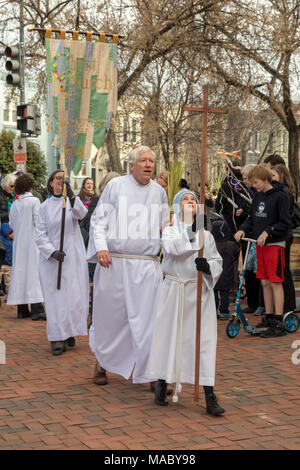 Washington DC - i membri della Chiesa di Cristo celebrato domenica delle Palme con una processione nella loro Capitol Hill quartiere prima di culto presso la chiesa. Ch Foto Stock