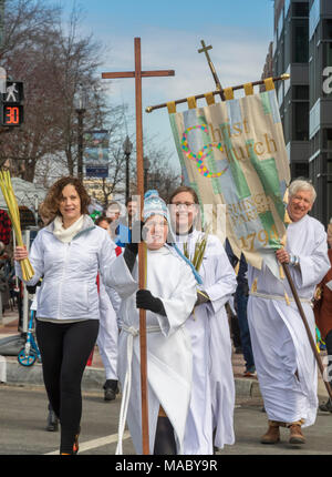 Washington DC - i membri della Chiesa di Cristo celebrato domenica delle Palme con una processione nella loro Capitol Hill quartiere prima di culto presso la chiesa. Ch Foto Stock