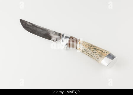 Coltello da caccia con manico di osso isolati su sfondo bianco Foto Stock