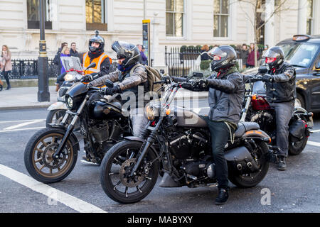 Gruppo di motociclisti Harley Davidson Moto,motocicli, motociclette, pista lads bike lads su motherbikes Londra UK bikers reving raffreddare trasporto persone Foto Stock