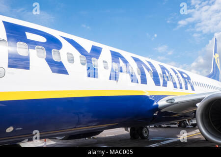 Imbarco,board,Ryanair,Boeing,aereo,volo da Manchester, aeroporto,a,Carcassonne,Francia,l'Inghilterra,inglese,UK,U.K.,Gran Bretagna,Gran Bretagna,GB,l'Europa, Foto Stock