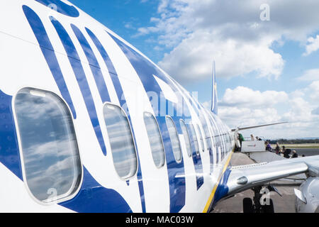 Imbarco,board,Ryanair,Boeing,aereo,volo da Manchester, aeroporto,a,Carcassonne,Francia,l'Inghilterra,inglese,UK,U.K.,Gran Bretagna,Gran Bretagna,GB,l'Europa, Foto Stock