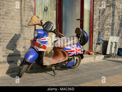 Un motore elettrico-scooter dipinte in UK Union Jack flag pattern a Pechino in Cina Foto Stock