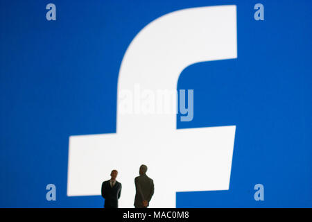 Logo di Facebook con modelli di persone in primo piano Foto Stock