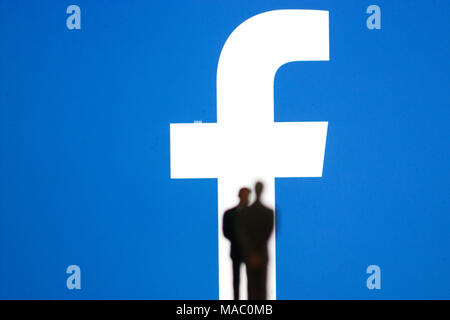 Logo di Facebook con modelli di persone in primo piano Foto Stock