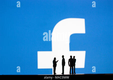 Logo di Facebook con modelli di persone in primo piano Foto Stock