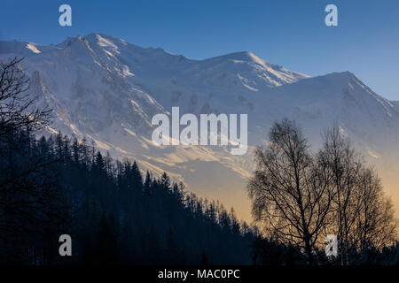 Mont Blanc in sera misty luce d'inverno. Vista da Argentiere della Valle di Chamonix Foto Stock