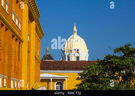 Peaking terracotta sopra tetto di tegole è il ornati, pallido color limone cupola di San Pedro Claver Chiesa trafigge cielo blu scuro. Foto Stock