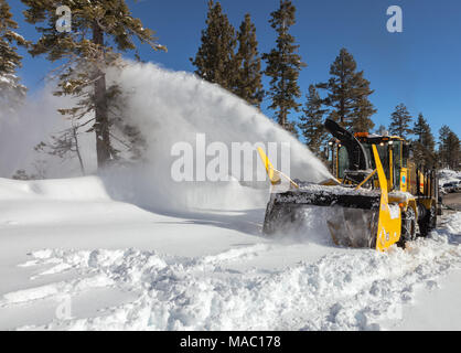 Carrello di aratura chiaro fino la neve sulla strada dopo una notte di tempesta di neve in Lake Tahoe, California, Stati Uniti. Foto Stock