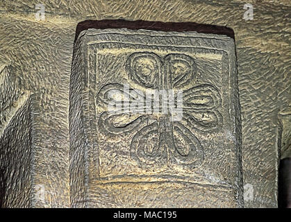 Bassorilievo in pietra all'interno della chiesa ortodossa rupestri chiesa Medhane Alem, Gheralta, Tigray, Etiopia Foto Stock
