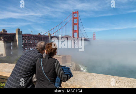 Un paio erano rivolti al Golden Gate Bridge, con velatura inferiore al di sotto, San Francisco, California, Stati Uniti. Foto Stock