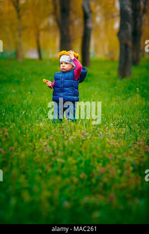 Ragazza giovane con la corona sul prato Foto Stock