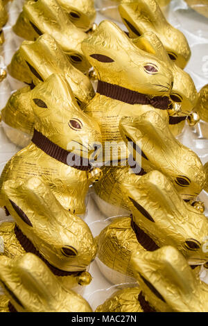 Lindt,Swiss,Svizzera,cioccolato,coniglietti,a,display,a,Pasqua,a,E.Leclerc,superstore,hyper,mercato,Limoux,Aude,regione,sud,d,Francia,francese,l'Europa, Foto Stock