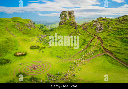 Il famoso Fairy Glen, situato sulle colline sopra il villaggio di Uig sull'Isola di Skye in Scozia. Foto Stock