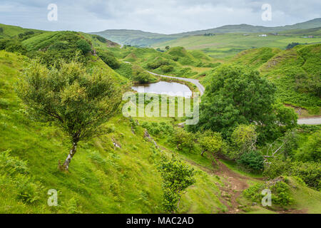 Il famoso Fairy Glen, situato sulle colline sopra il villaggio di Uig sull'Isola di Skye in Scozia. Foto Stock